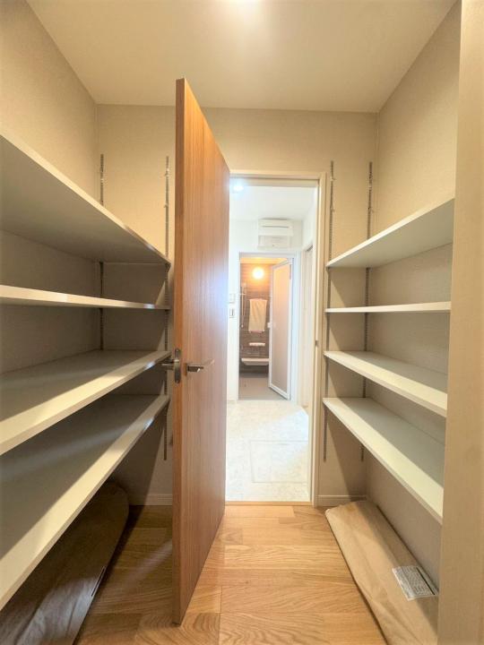 ■ウォークインクローゼット 洗面所からパントリー収納、キッチンへと続く動線