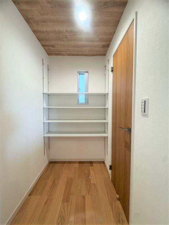 ■パントリー収納 キッチン横の食糧庫