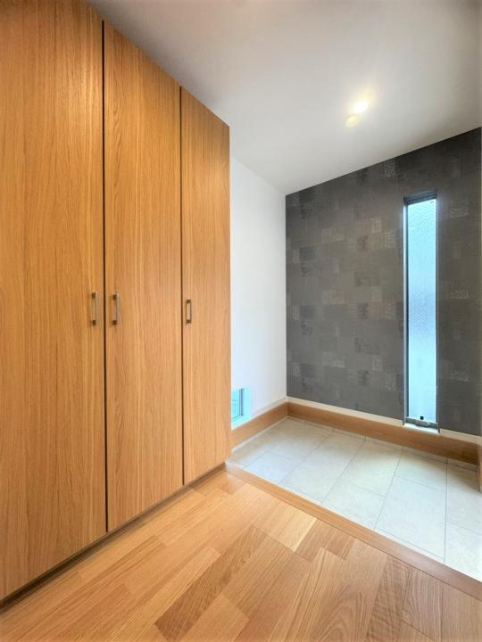 ■玄関 重厚感を兼ね備えた採光の確保された明るい玄関