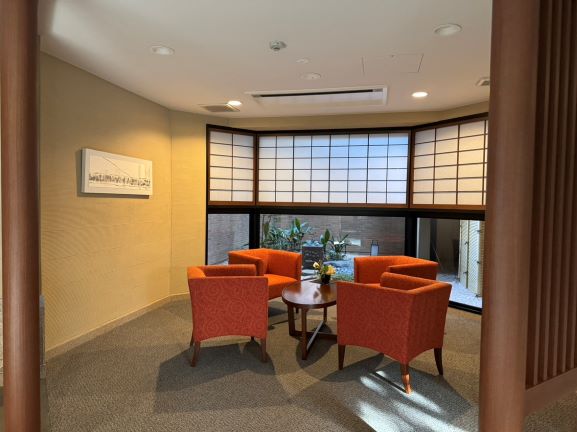 エントランスの歓談スペース