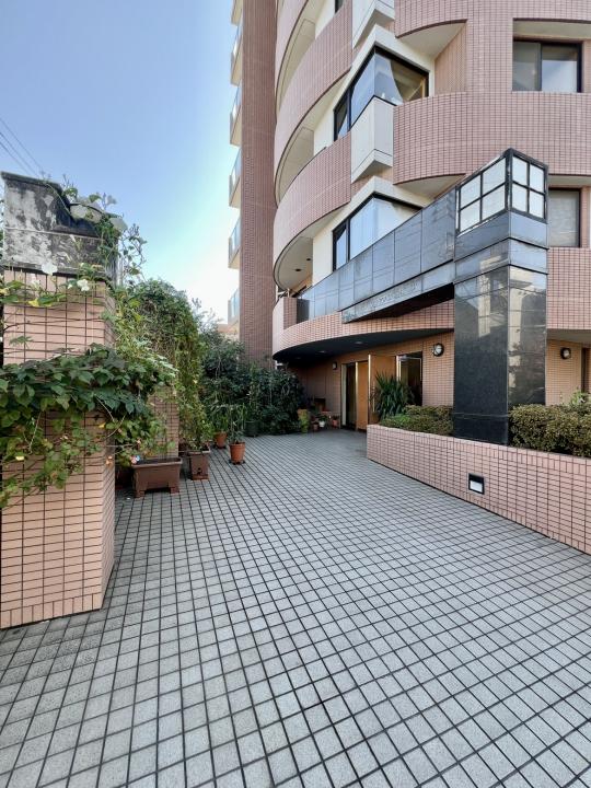 建物エントランスです。