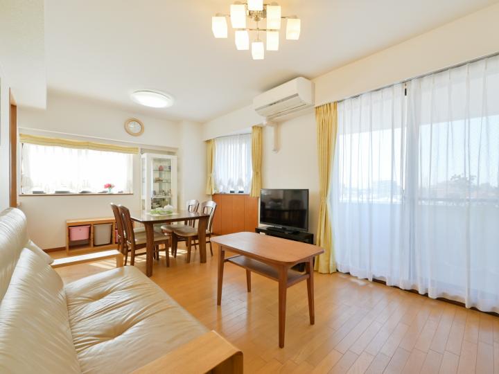 2面採光の明るいリビングです。