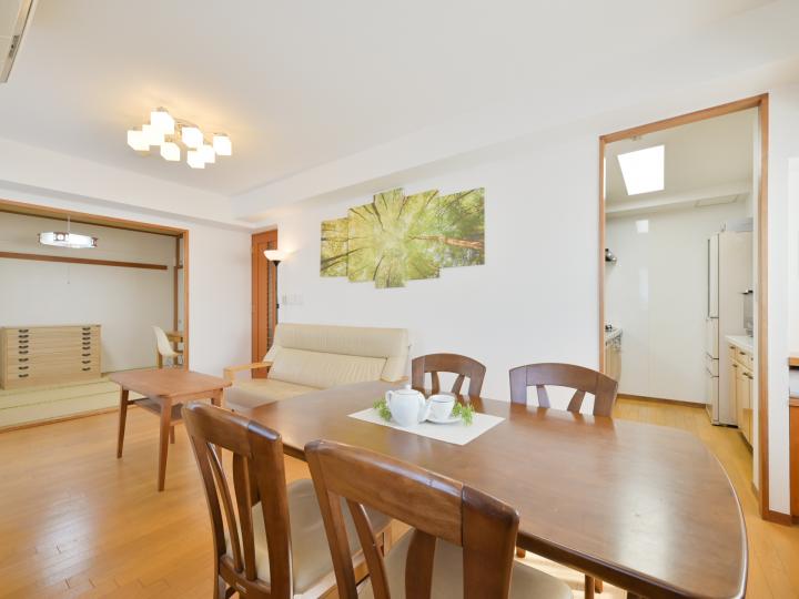 和室やキッチンに繋がる広い空間です。