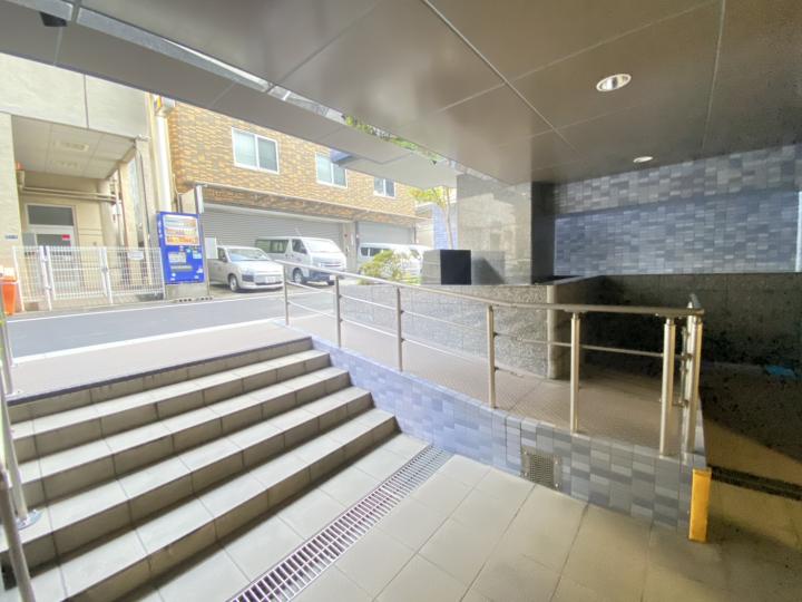 スロープが付いているので、ベビーカーや車椅子の方も安心