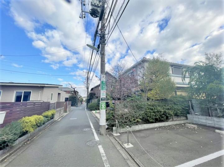 南側隣地は現況駐車場となっております