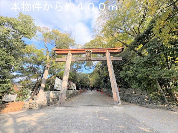 枚岡神社　約４００ｍ