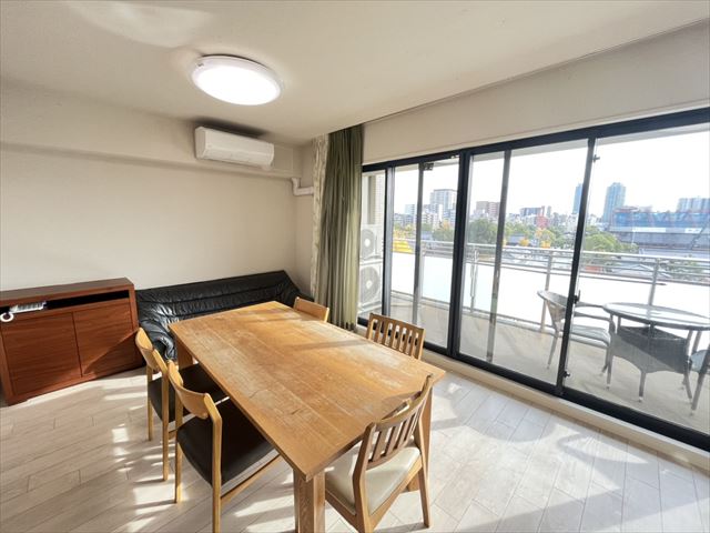 約15.5帖のLDK。キッチンから洗面室へ移動できる家事導線がポイント。