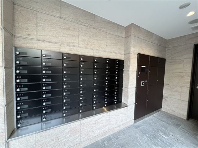 ポスト。宅配ボックスあり。