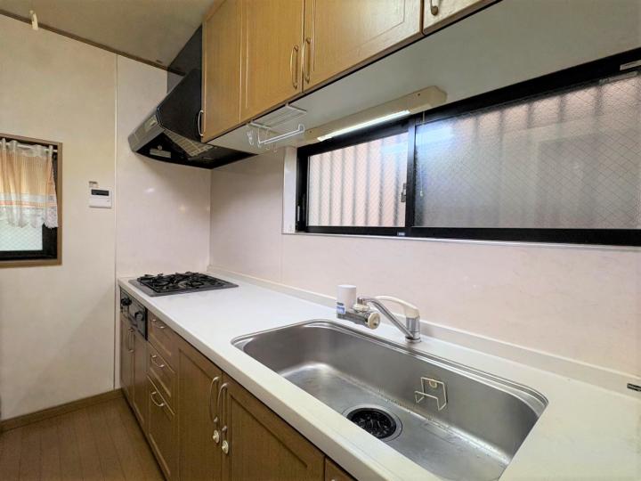 キッチンと洗面所が通じており、水回りの動線が魅力です