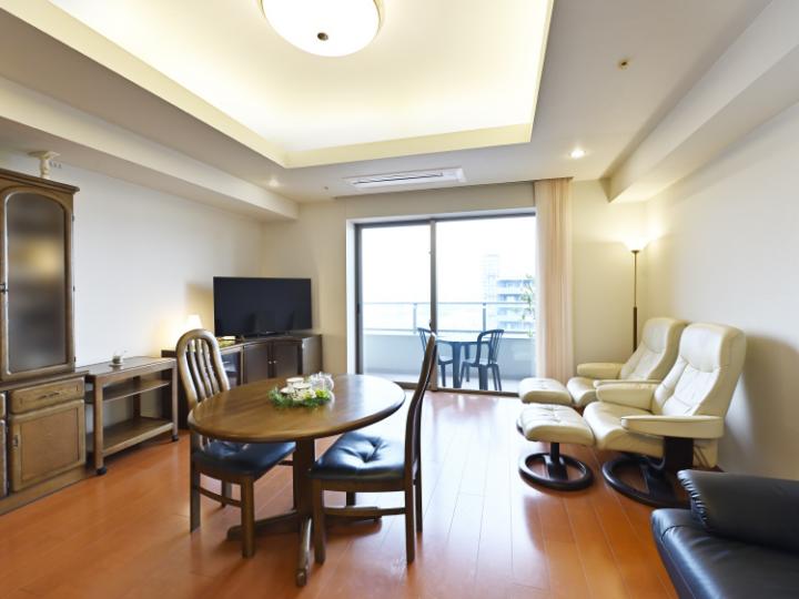 折上天井・間接照明を採用した天井高2,650mm(一部)のリビング