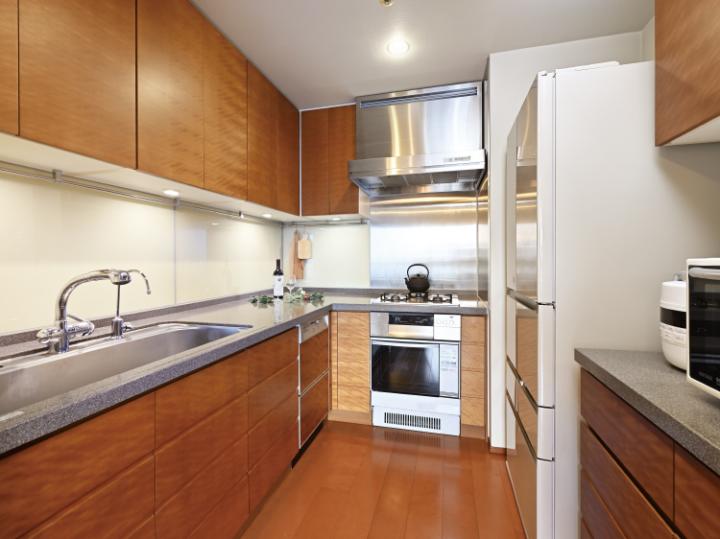 L字型システムキッチン、人造大理石仕様のカウンタートップ