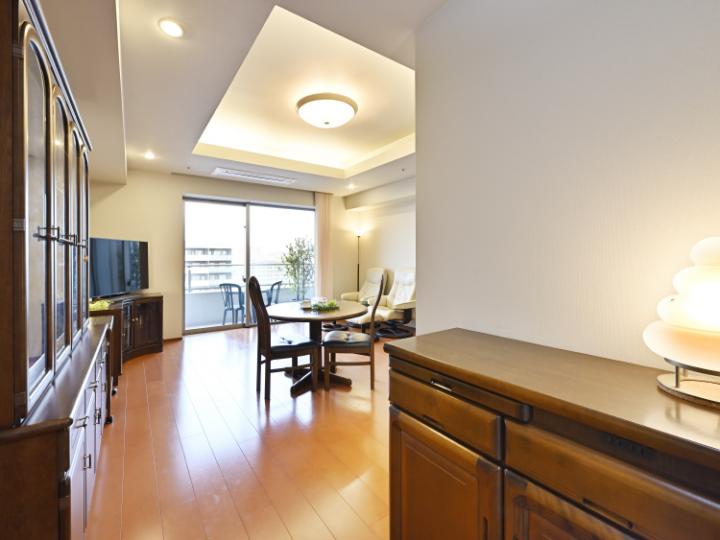 折上天井・間接照明を採用した天井高2,650mm(一部)のリビング