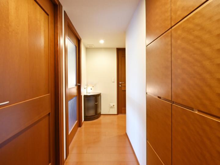 廊下部分にも収納が複数ございます。