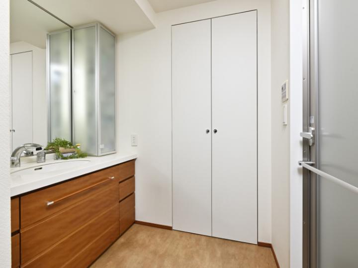 人造大理石カウンターの洗面化粧台