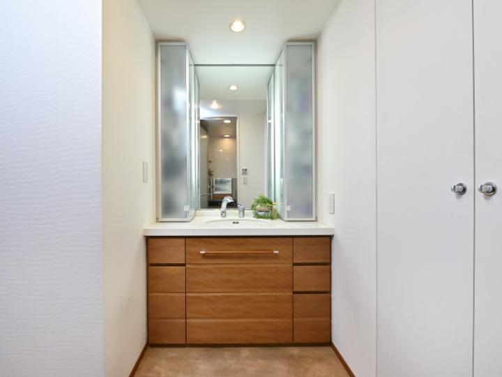 間接照明やワイドミラー採用