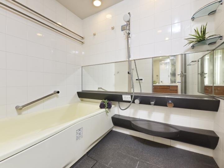 浴槽のまたぎを低くしたバリアフリー仕様のバスルーム