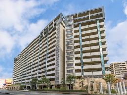 アンピール千早駅前通りの外観