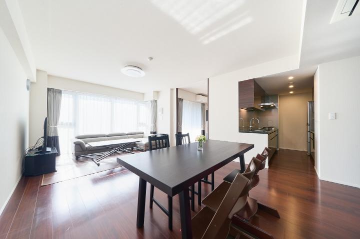 リビングダイニング部分温水式床暖房・天井高2,520mm