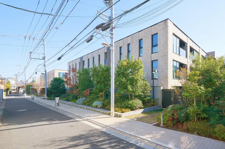 エントランスに車寄せスペース有