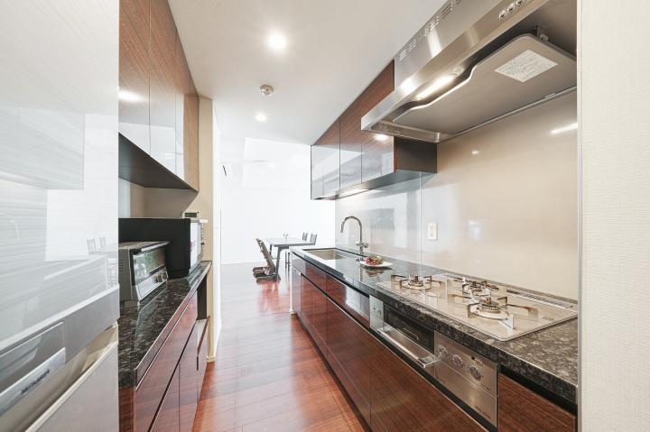 ガラストップ型ガスコンロ「リンナイ製デリシア」・天然石のキッチン天板