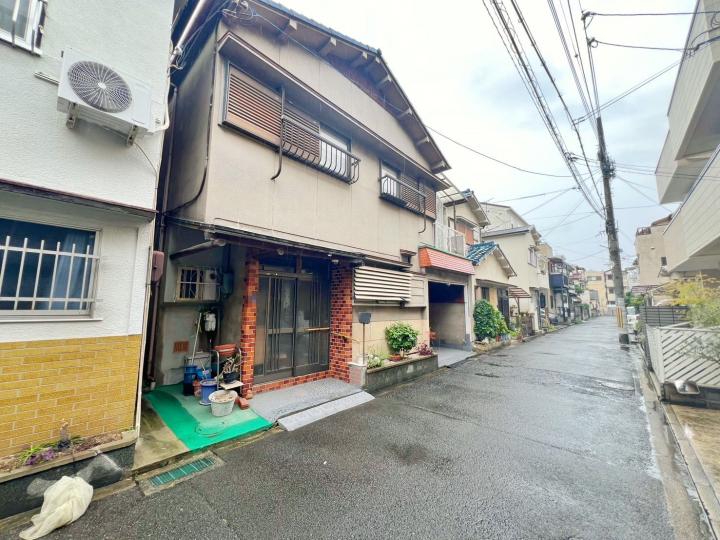 北側から。近鉄「高安」駅徒歩約11分、有効面積約73.61平米、間口約8.9m、中古戸建!