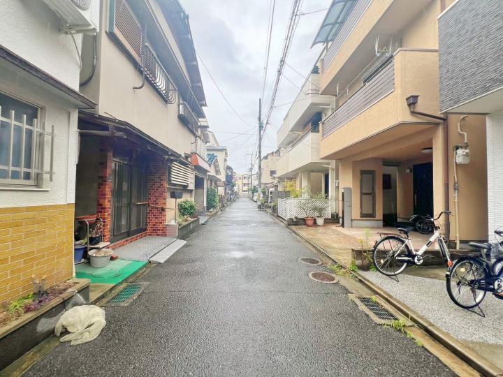 北側から前面道路。近鉄「高安」駅徒歩約11分、有効面積約73.61平米、間口約8.9m、中古戸建!