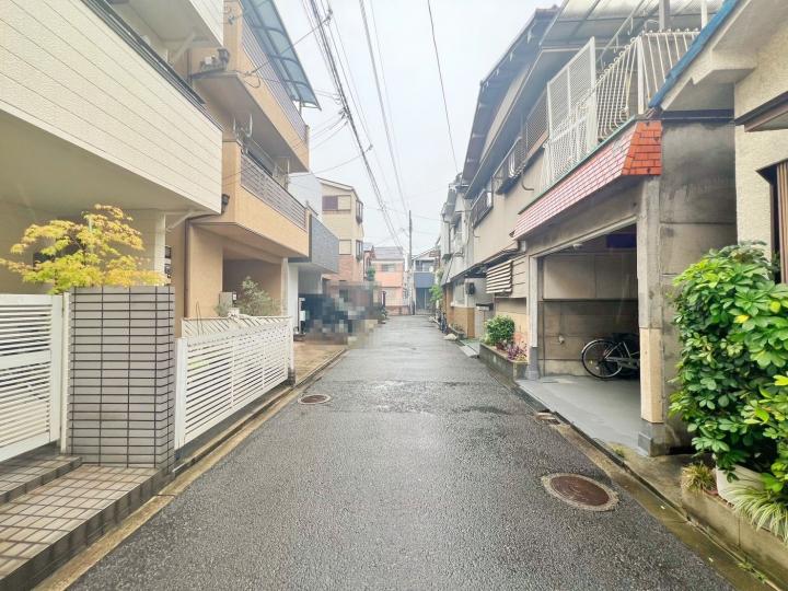 南側から前面道路。近鉄「高安」駅徒歩約11分、有効面積約73.61平米、間口約8.9m、中古戸建!