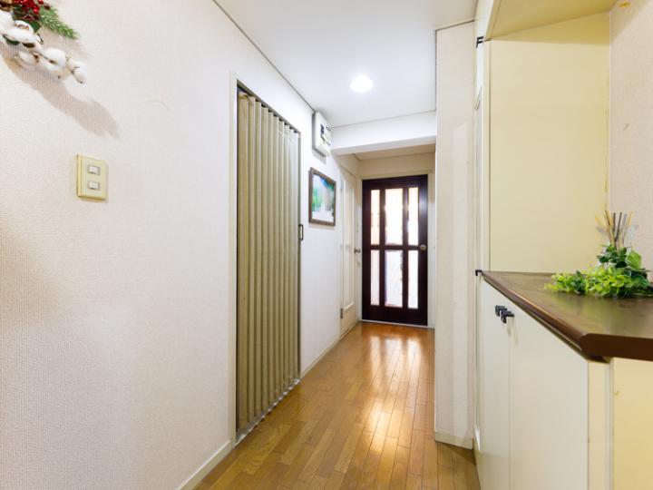 廊下には収納スペースございます!