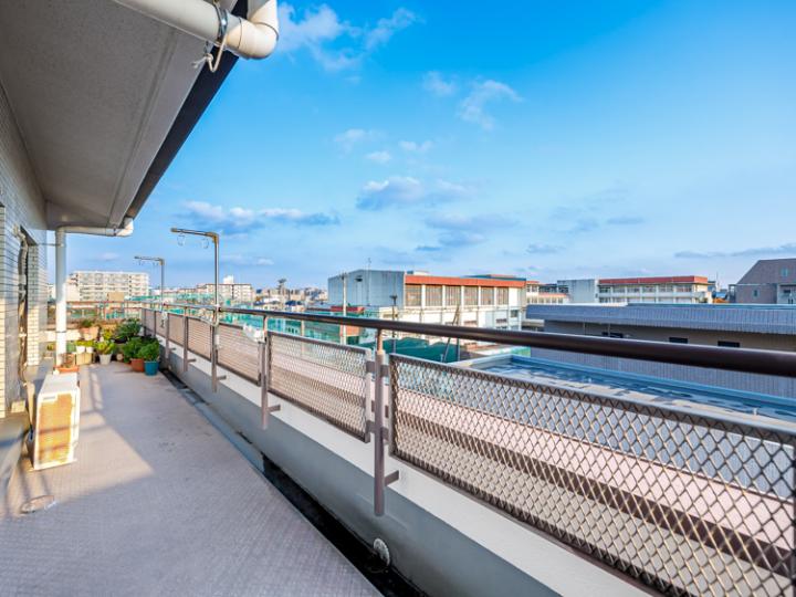 南東向きのルーフバルコニーでございます!