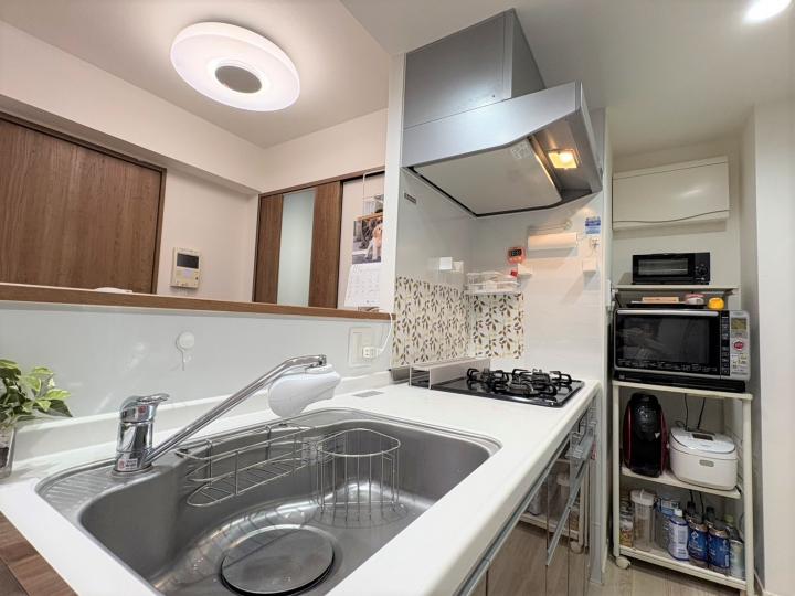 リビングやお庭、洋室の様子が見える、対面キッチン