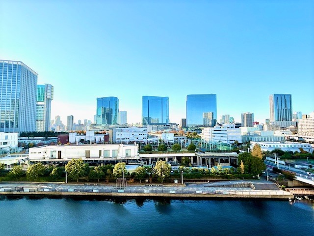 バルコニーから運河を望む