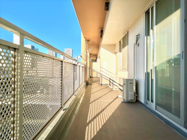 奥行2m、約27.70m2のバルコニー