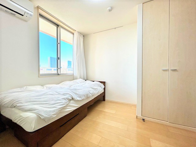 約5.0帖メープルテイストなフローリングの洋室