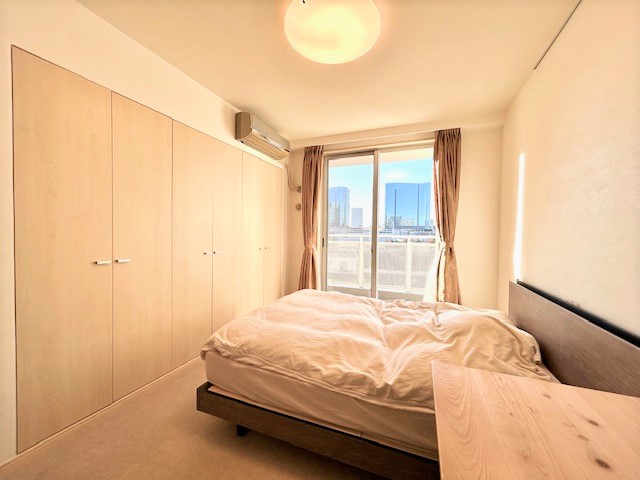 約7.9帖カーペット敷の主寝室