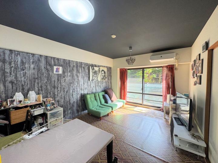 天井高約2.45ｍ　バルコニー側から木漏れ日差す空間