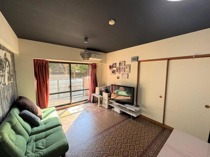 天井にはダークカラーのアクセントクロス。