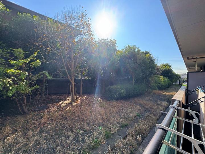 バルコニー眺望。奥行ある植栽のグリーンビュー。