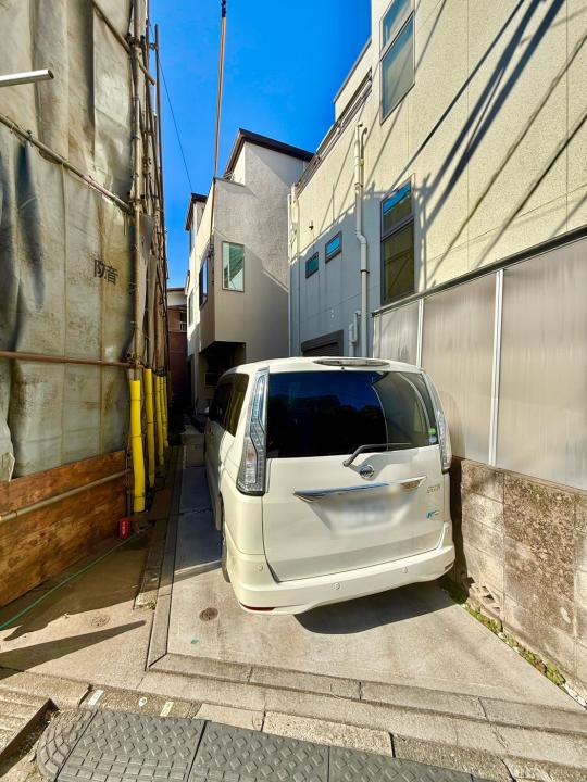 駐車場1台(オーナー様はファミリーカーを停められております)、南側隣地は建替予定です。