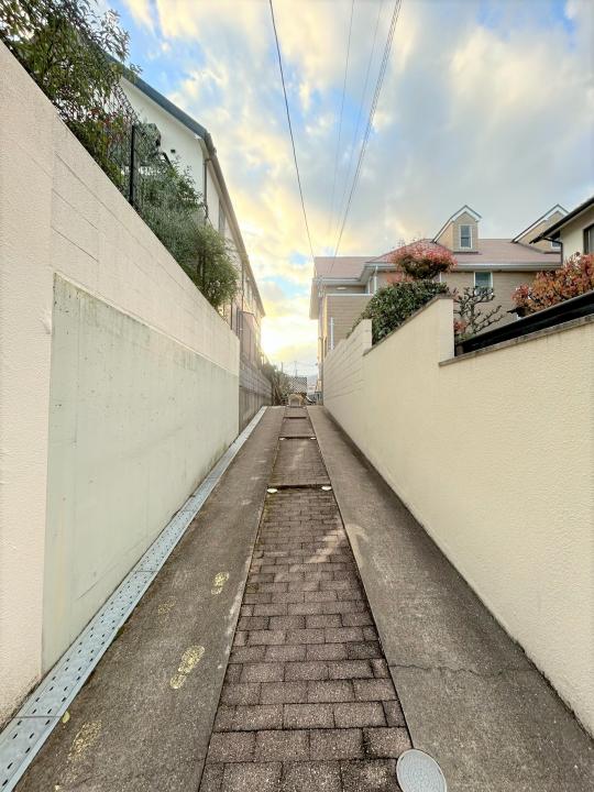 玄関へと続きます