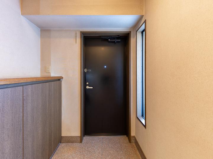 玄関（内廊下からの写真）