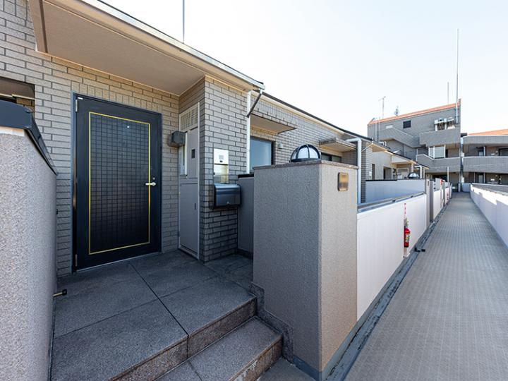 玄関（外廊下からの写真）