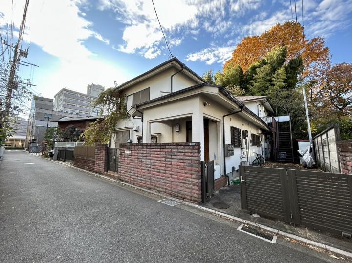 南東側道路に面しています。