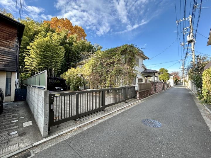 電柱は向かい側にありますので、開放感があります。