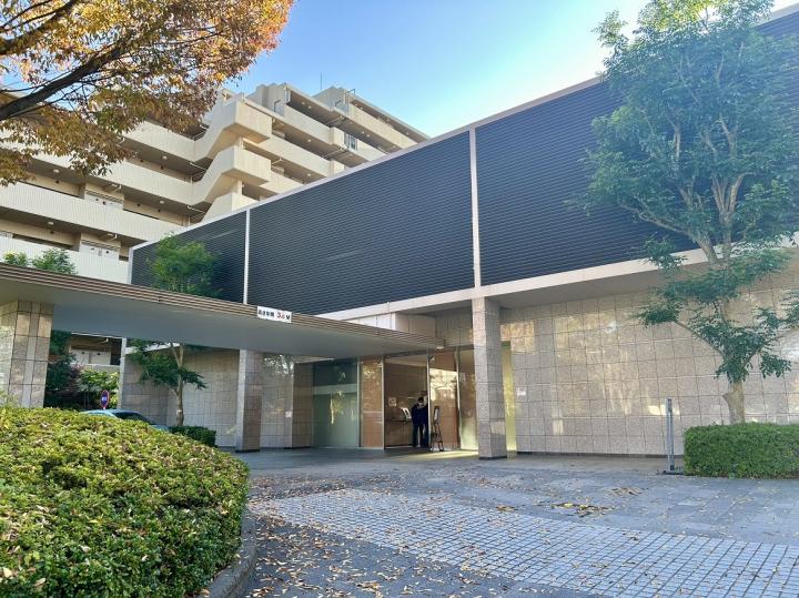 エントランスはオートロック付きです。