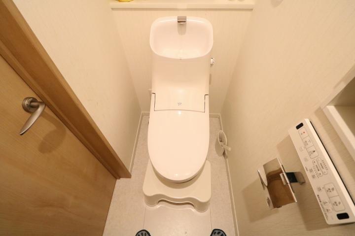 1階の温水洗浄機能付きのトイレです。