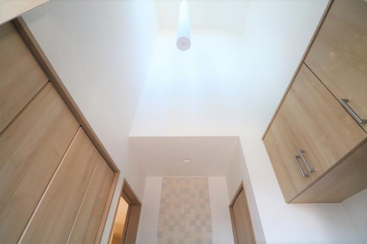 玄関部分にも吹抜けがあります。