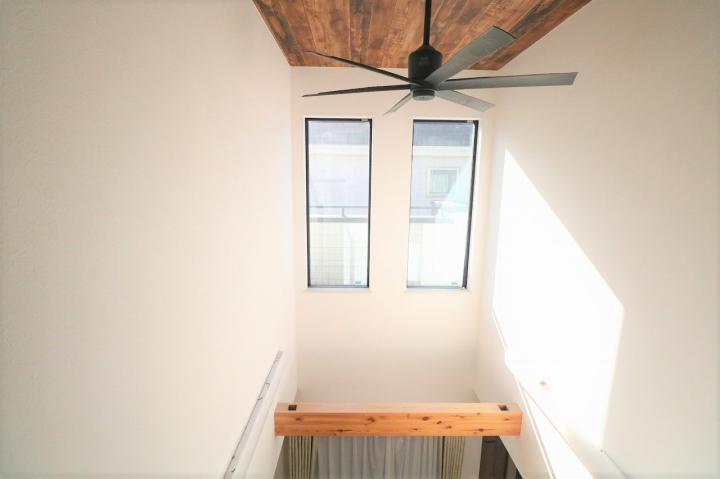 2階の廊下から撮影した吹抜けの写真です。