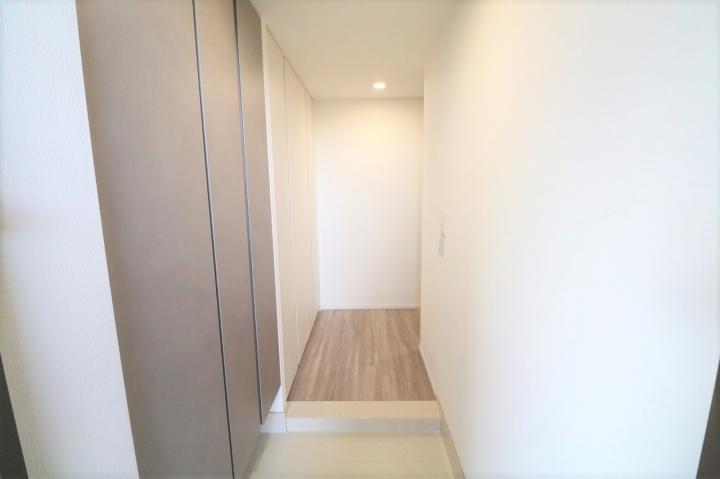 玄関部分の写真です。複数収納スペースがあります。