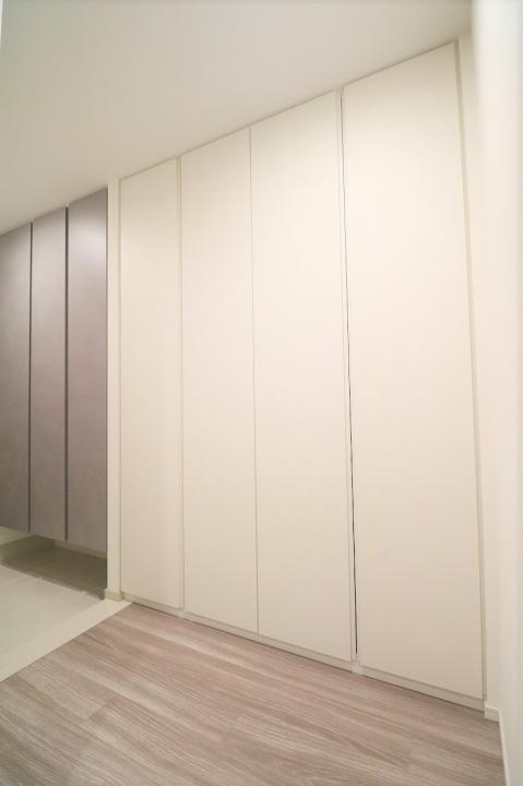 玄関横に位置する収納スペースです。