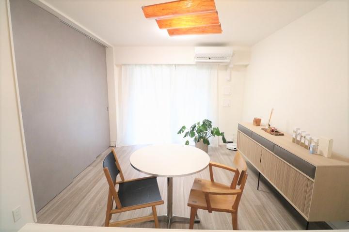 キッチン側から撮影したリビングの様子です。